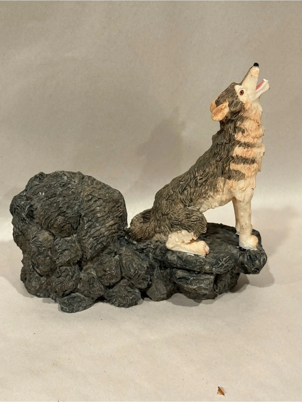 Rustic‎ Howling Grey Wolf Mantle Upright Quartz Clock Battery Operated New NWT